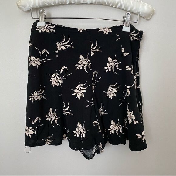 Forever 21 Shorts Flowy Floral Print Black Loose Medium Lightweight Casual - Picture 1 of 8